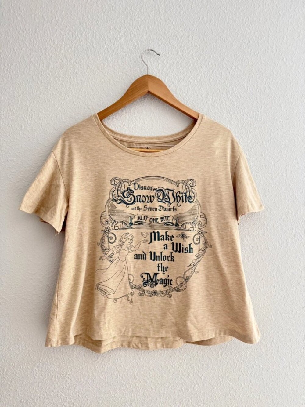 Disney Parks Snow White and the Seven Dwarfs Make A Wish Women's Shirt Medium